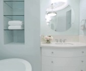 Круглая раковина и зеркало в ванной