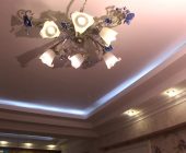 Классический потолок с подсветкой