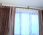 Коричневые шторы в спальне