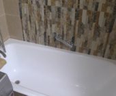 Ригель и панно на стене в ванной комнате